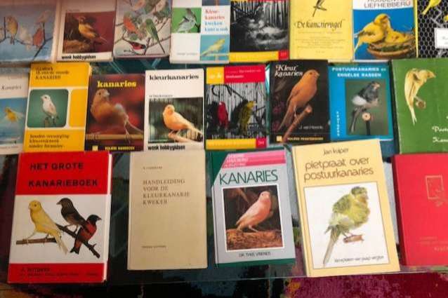 23 stuks tweedehands vogelboeken over kanaries