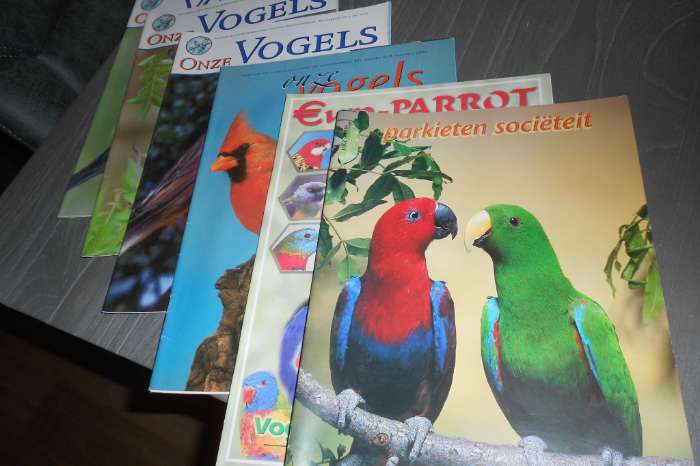 diverse vogelbladen en boeken