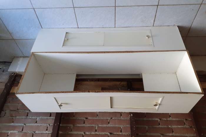 2  zaadtonnen en 2 onderstellen voor 6 kooien