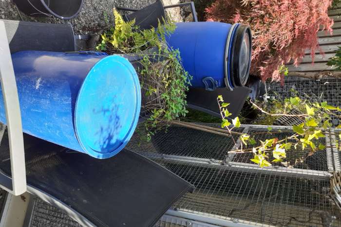 2  zaadtonnen en 2 onderstellen voor 6 kooien