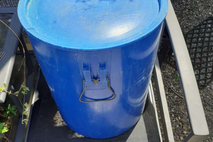 2  zaadtonnen en 2 onderstellen voor 6 kooien