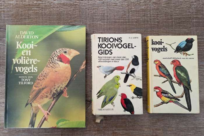 divers boeken over kooivogels