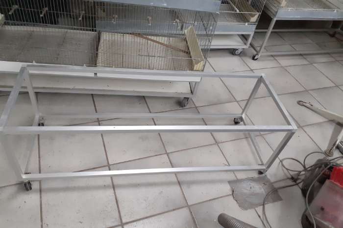 8 molinarie uitvlieg kooien 120x40x40 +3 wagens in prima staat