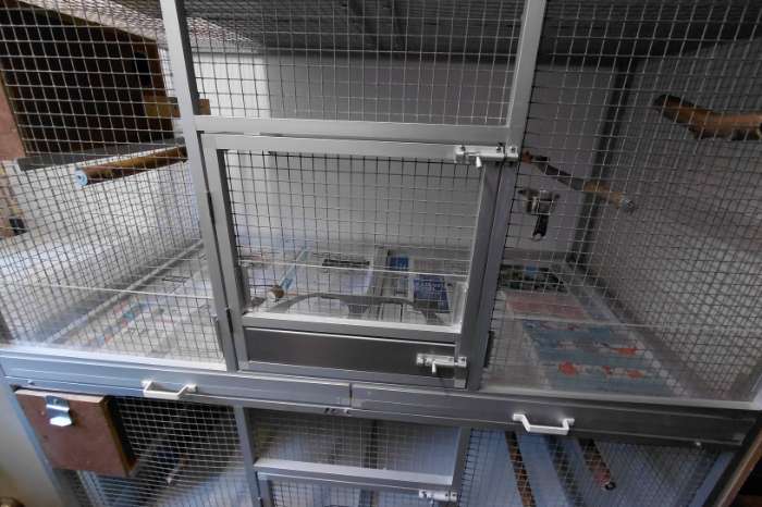 dubbele aluminium (uitvlieg/kweek)kooien voor vogels.