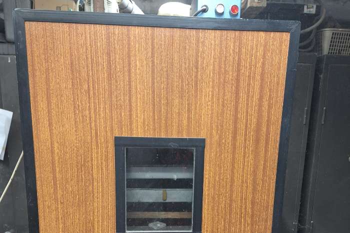 broedmachine met slaglatten