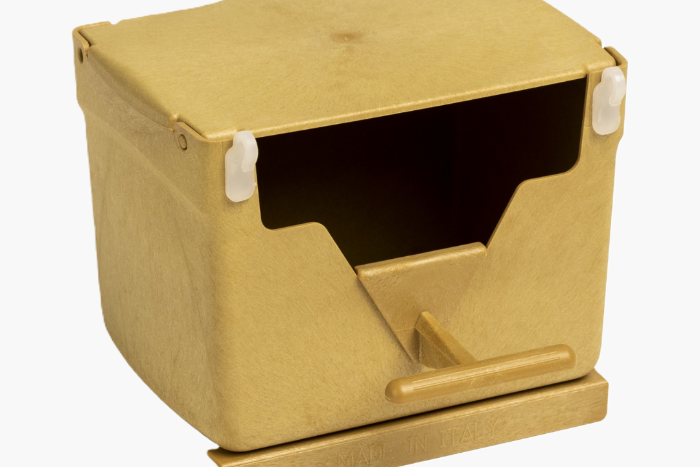 te koop: 2gr kunststof nestkast voor tropen – beige