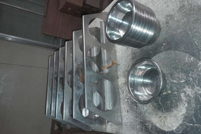 rvs draaiplateaus en rvs voerbakken