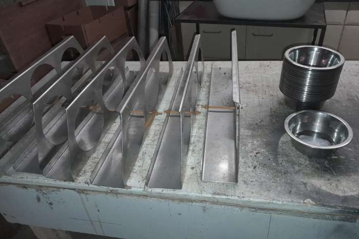 rvs draaiplateaus en rvs voerbakken