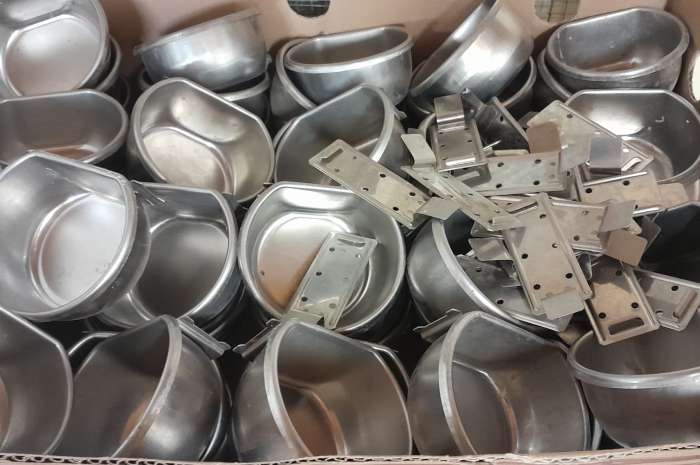 rvs draaiplateaus en rvs voerbakken