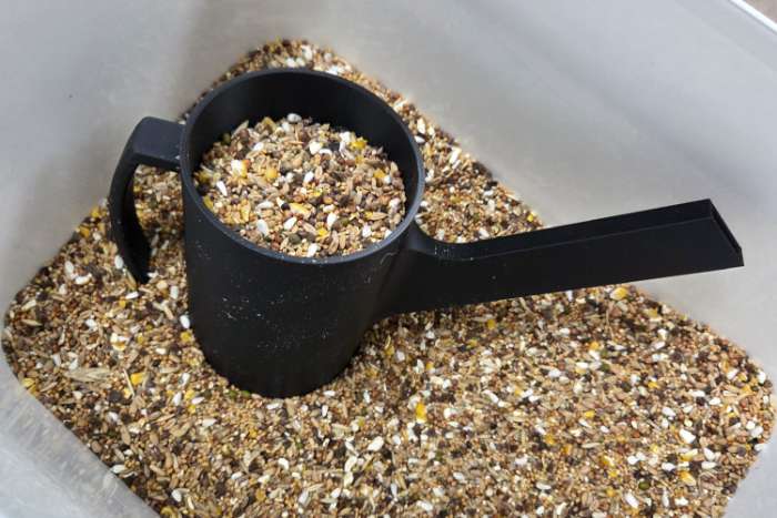 zaad gieter tbv voeren in de tt kooien