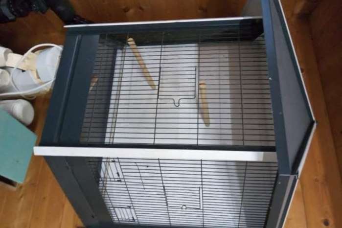 te koop aangeboden 1x houten kooi en 1x metalen kooi