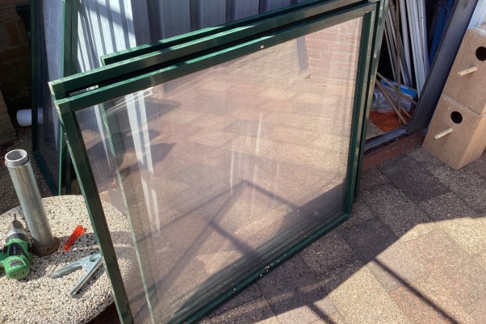 zeer mooie aluminium volière inclusief kunstof panelen met raam