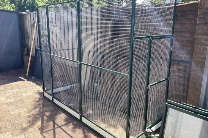 zeer mooie aluminium volière inclusief kunstof panelen met raam