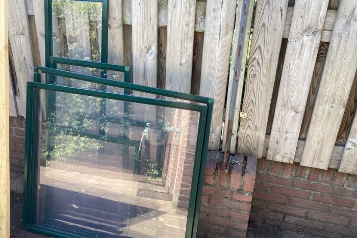 zeer mooie aluminium volière inclusief kunstof panelen met raam