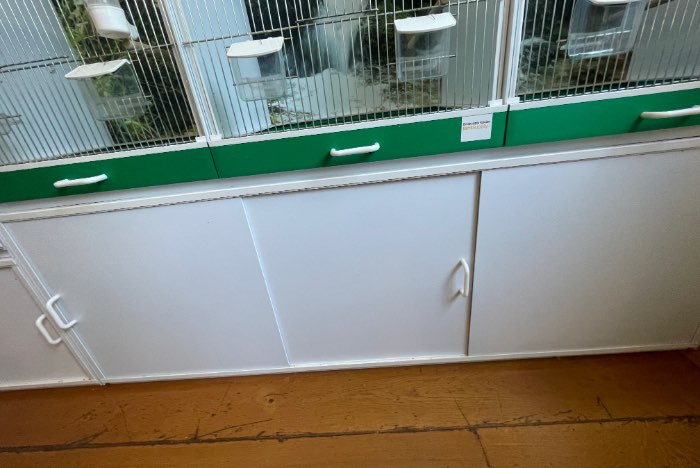 3 onderkasten+2 kamervolieres+3 broedkooien van birdsupply