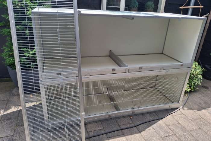 2 aluminium/trespa kweekkooien 190x65x65
