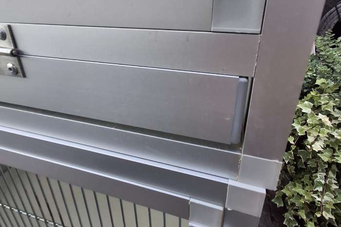 2 aluminium/trespa kweekkooien 190x65x65