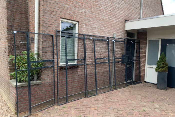 volierepanelen antraciet met zwart gepoedercoat gaas