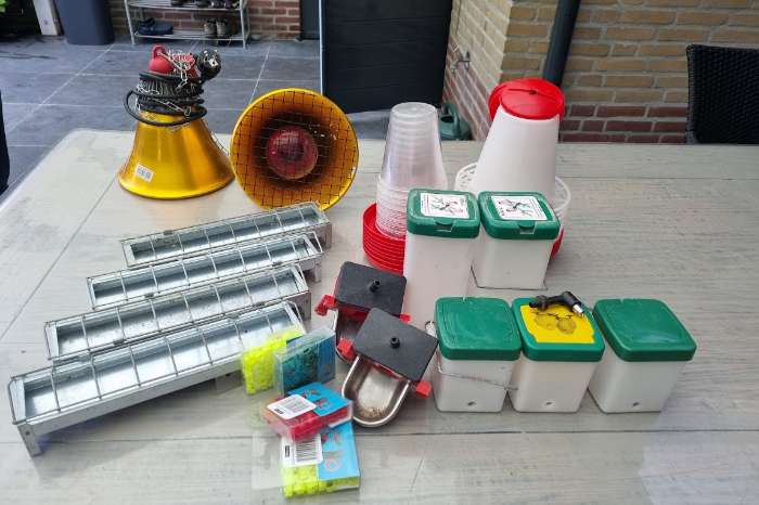 hulpmiddelen opfok kleinvee , o.a. kuikentjes en jonge fazanten