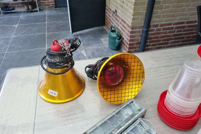 hulpmiddelen opfok kleinvee , o.a. kuikentjes en jonge fazanten