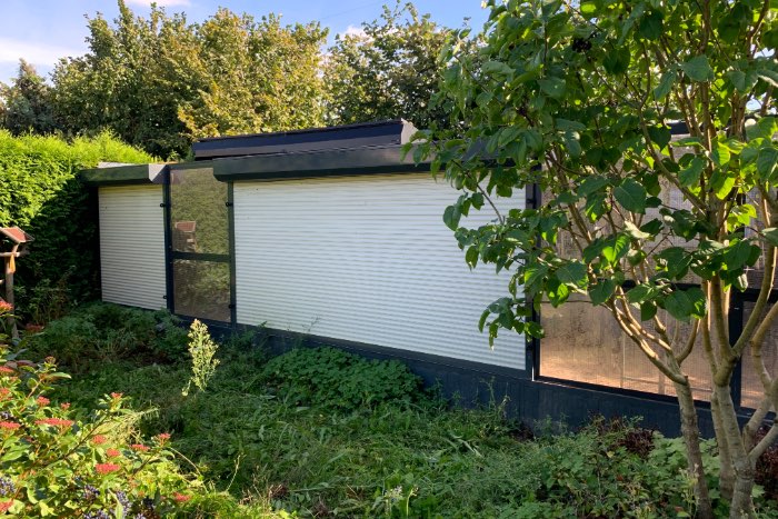 grote volière in antraciet grijs aluminium met zwart fijn gaas