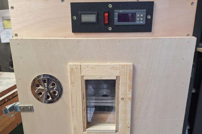 halfautomatische broedkast