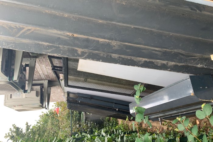 grote volière in antraciet grijs aluminium met zwart fijn gaas
