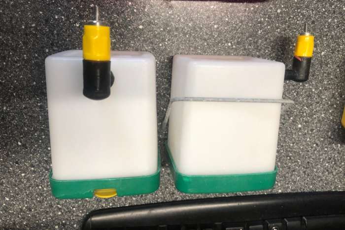 kwartel voerbak 2x en drinkfles 2x